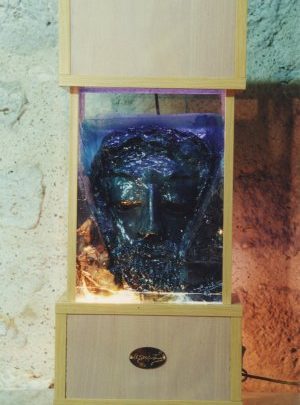 Sculpture du visage du Christ rayonnant la Paix