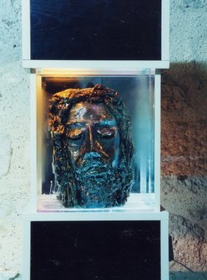 Sculpture du visage du Christ étreint par la douleur